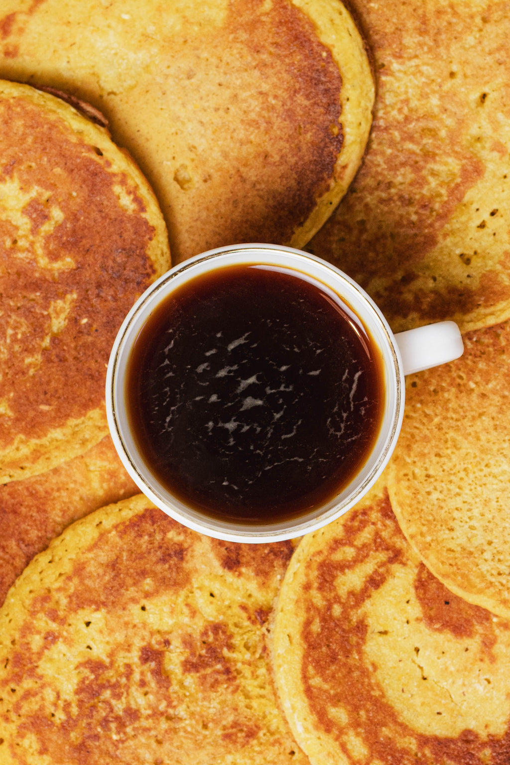 Arepas de choclo alrededor de un café, vista desde arriba