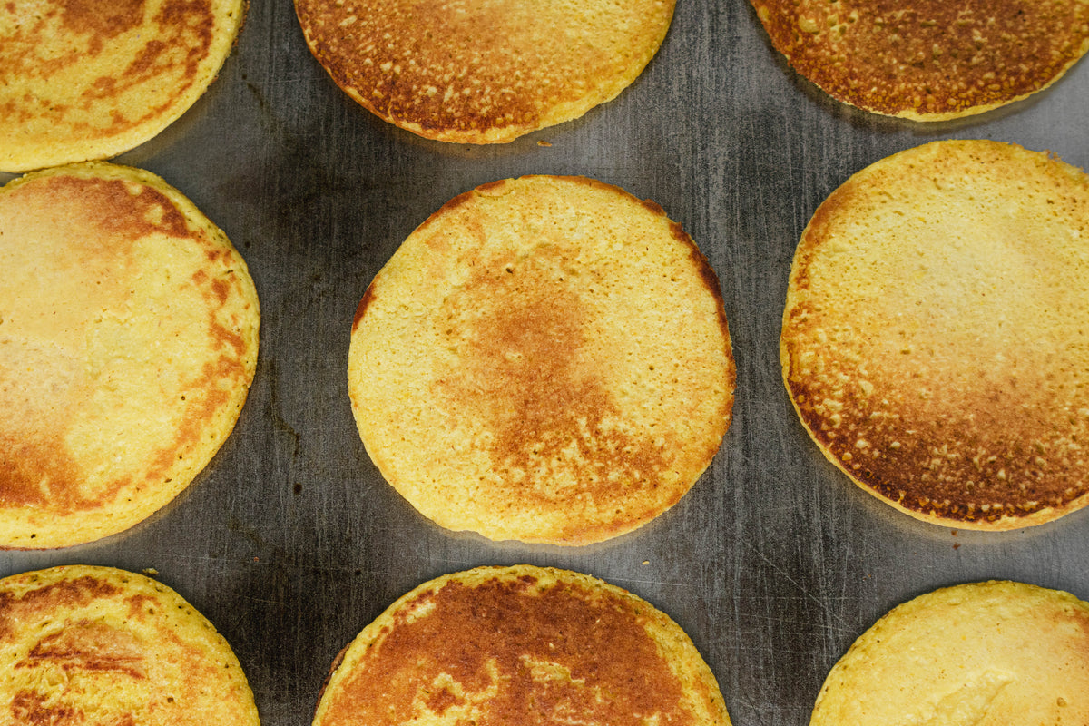 Arepas de choclo vistas desde arriba en la plancha