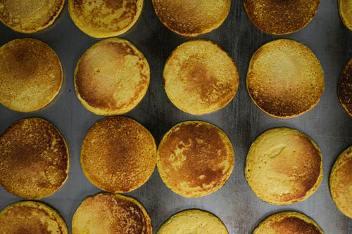 Arepas de choclo dorándose en la plancha de Sr. Choclo, vista desde arriba