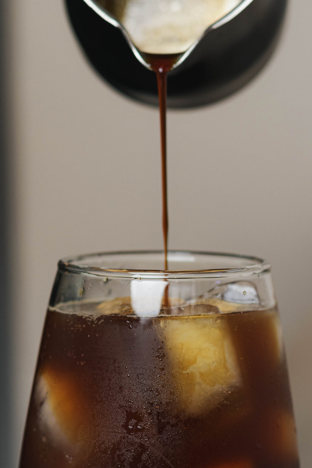 Café cayendo sobre hielo