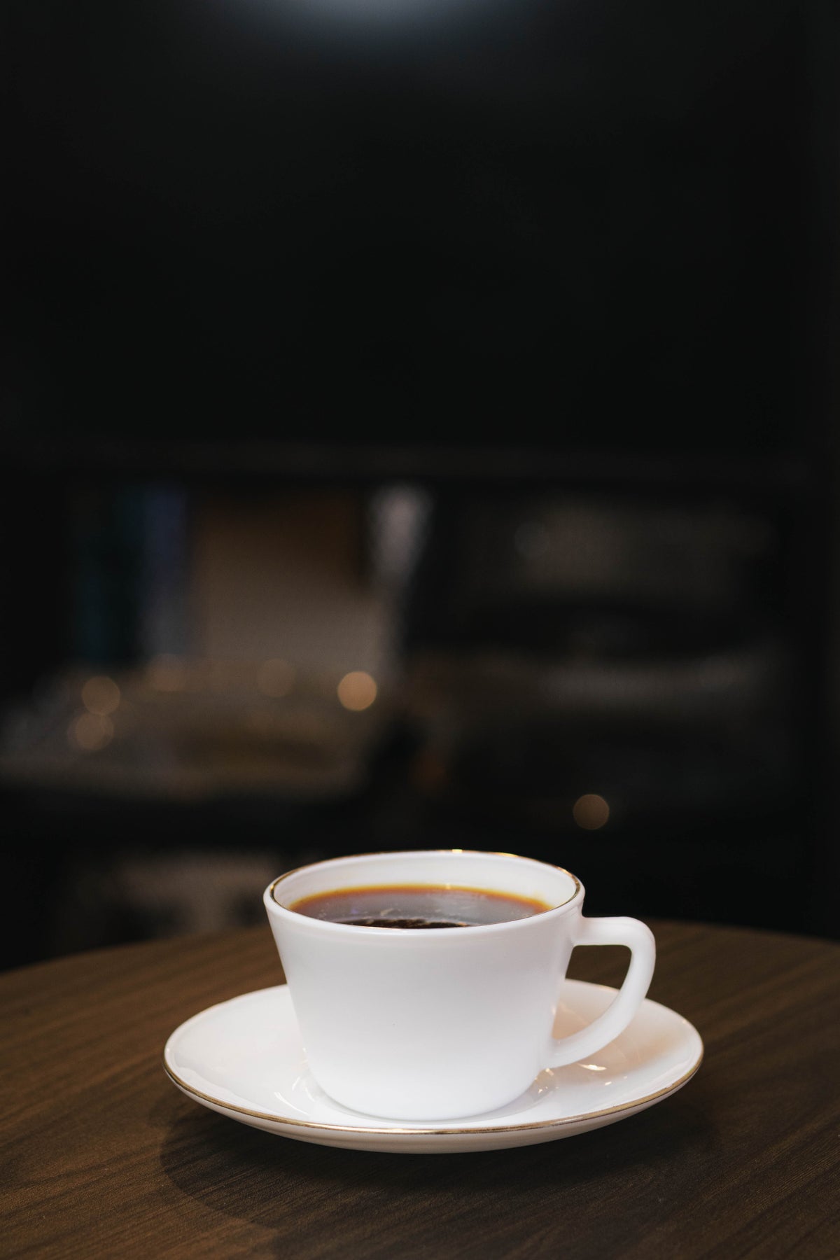 Café negro en taza blanca