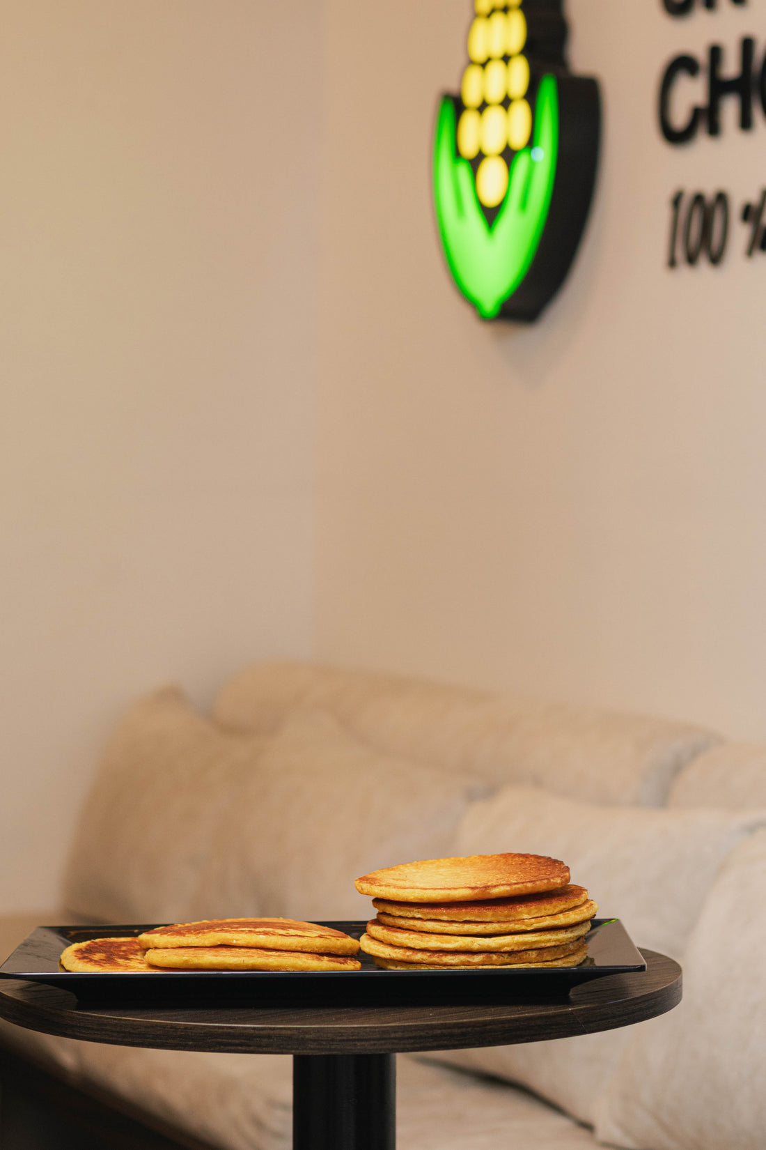 El local de Sr. Choclo con arepas en la mesa