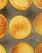 Arepas de choclo dorándose en la plancha
