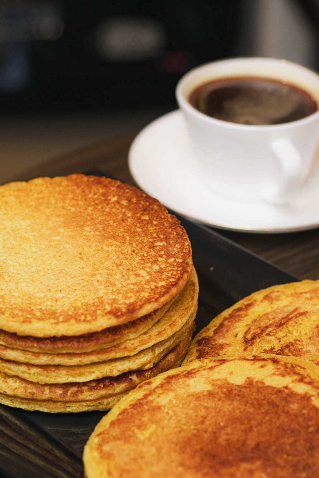 Torre de arepas de choclo y taza de café
