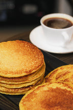 Torre de arepas de choclo y taza de café