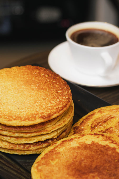 Torre de arepas de choclo y taza de café